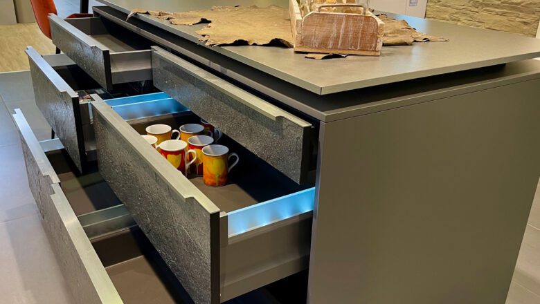 Kücheninsel mit Fronten in Silver Star Granitfurnier und viel Stauraum in Würzburg