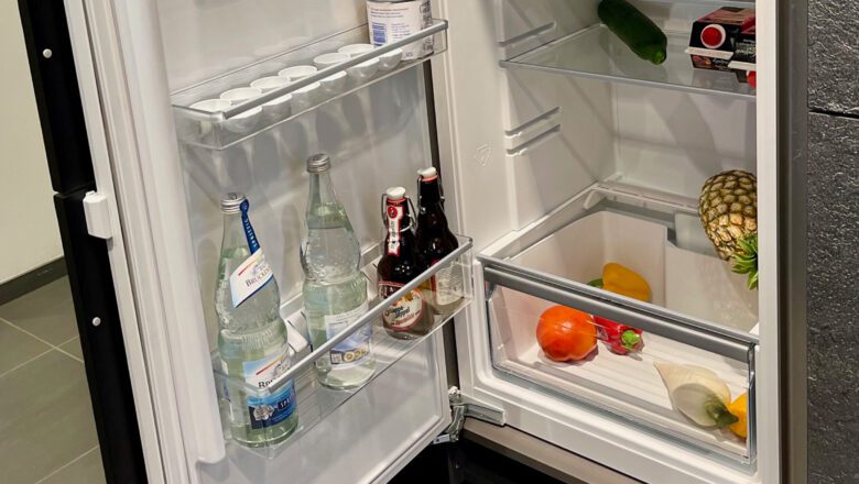 Musterküche mit Kühlschrank bei PLANA in Würzburg