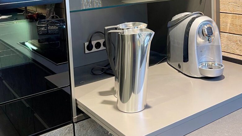 Küchenschrank mit tollem Auszug für diverse Küchengeräte in Würzburg