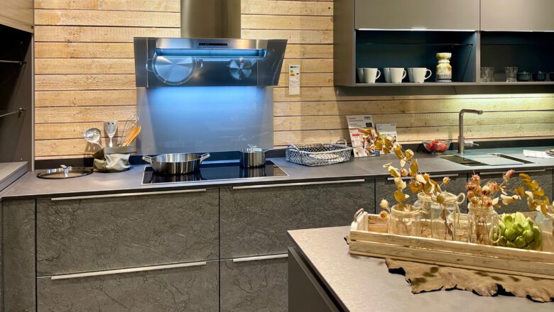 Große Inselküche mit Fronten in Silver Star Granitfurnier und Einbaugeräten als Musterküche in Würzburg