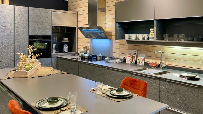 Große Inselküche mit Fronten in Silver Star Granitfurnier und Keramik-Arbeitsplatte in Würzburg