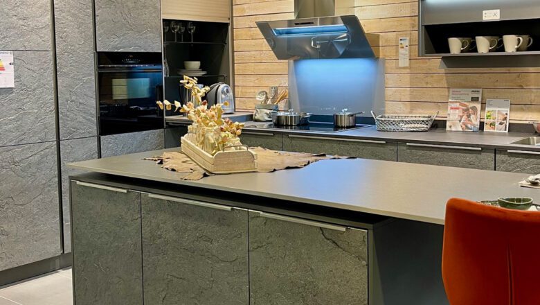 Moderne Inselküche mit Fronten in Silver Star Granitfurnier und Keramik-Arbeitsplatte in Würzburg