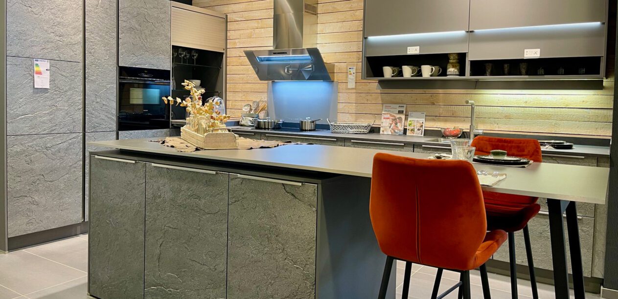Tolle moderne Inselküche mit Fronten in Silver Star Granitfurnier und Keramik-Arbeitsplatte in Würzburg