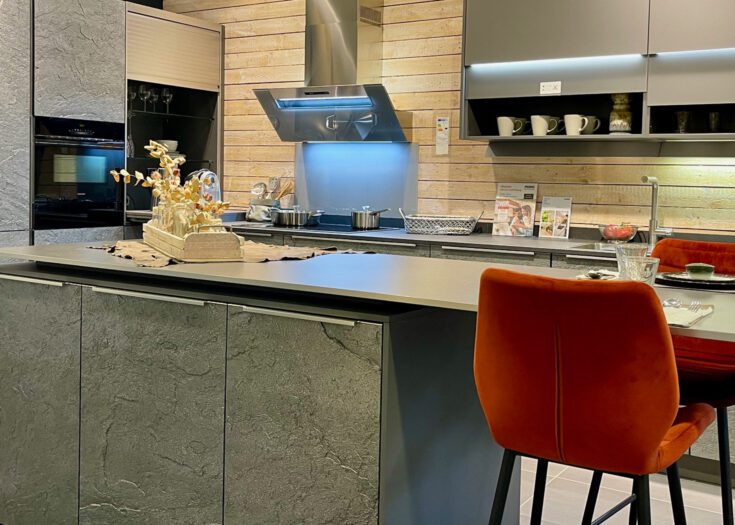 Tolle moderne Inselküche mit Fronten in Silver Star Granitfurnier und Keramik-Arbeitsplatte in Würzburg