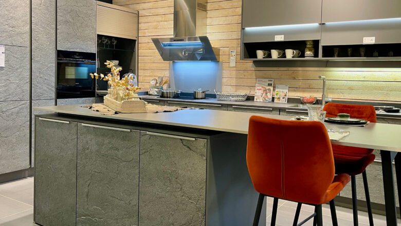 Tolle moderne Inselküche mit Fronten in Silver Star Granitfurnier und Keramik-Arbeitsplatte in Würzburg