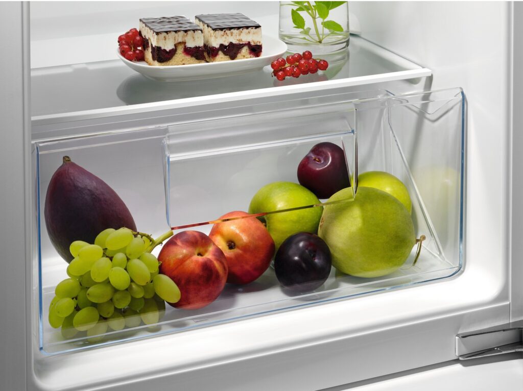 Gemüsefach mit frischen Obst des AEG Kühlschranks