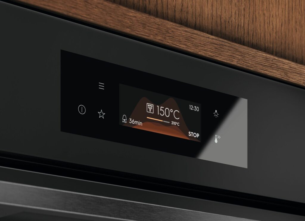 Bildausschnitt AEG Backofen Touchdisplay mit Anzeige