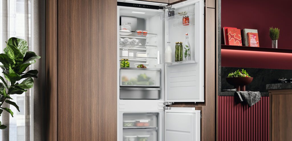 Offene eingeräumte Kühl-Gefrierkombination von AEG