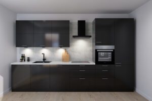 Einzeilige schwarze Küche mit heller Arbeitsplatte und integriertem Backofen.