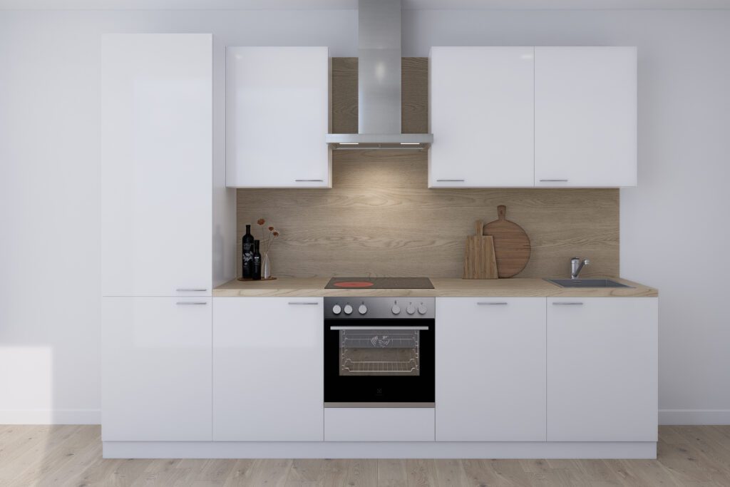 Frontale Ansicht einer modernen Küchenzeile in Weiß mit hängenden Oberschränken, integriertem Herd und Dunstabzugshaube.