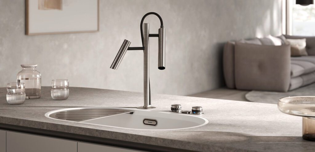 Futuristische Edelstahl-Armatur von Blanco mit weißem runden Spülbecken