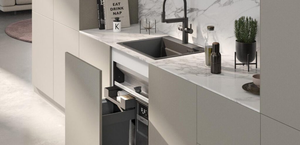 Küchenzeile mit Granit-Arbeitsplatte mit eingebauter Blanco Unit im offenen Unterbauschrank