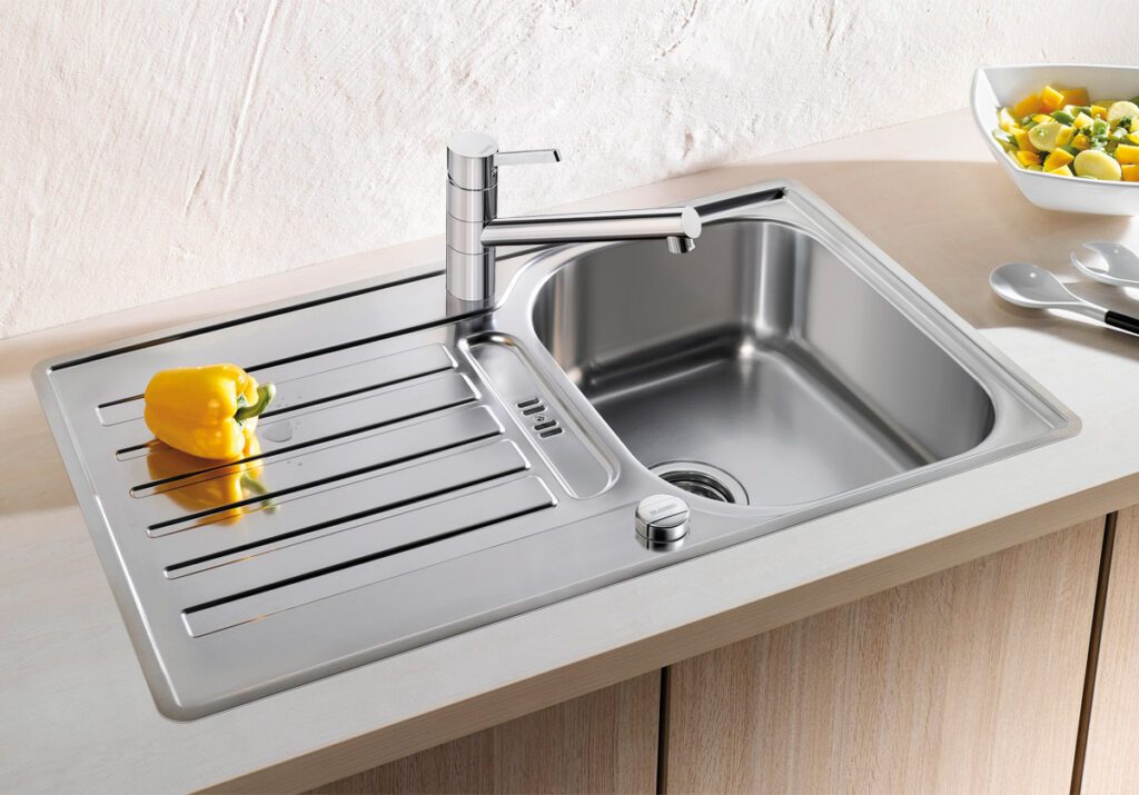 Blanco Lantos Edelstahlspüle eingebaut in heller Arbeitsplatte
