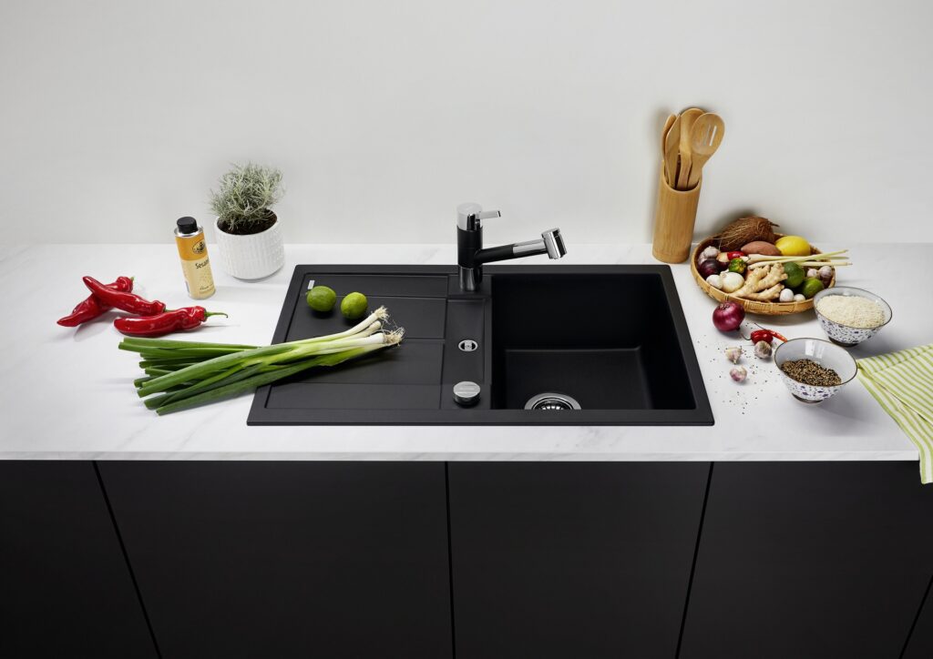 Weiße Granit-Arbeitsplatte mit schwarzer Blanco Spüle Metra 45S