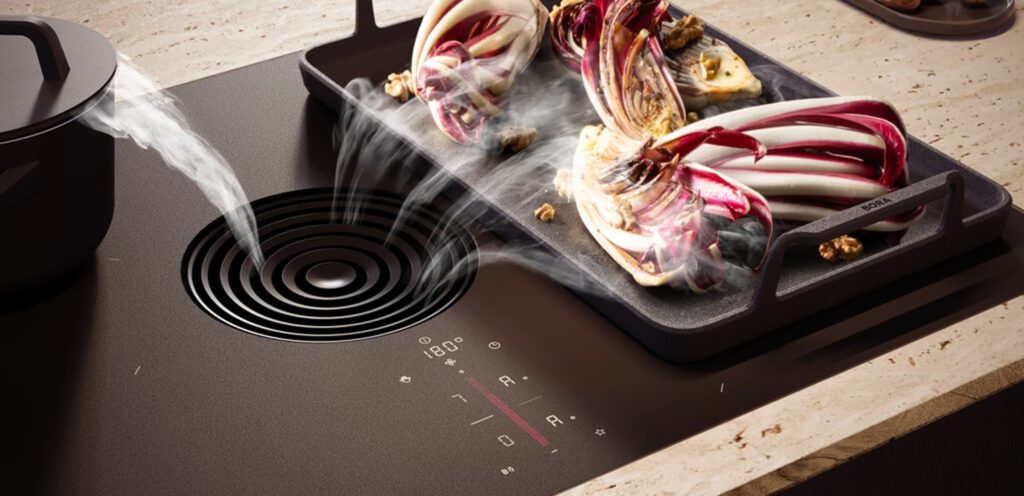 Mattes Bora Kochfeld mit Dunstabzug und gebratenen Gemüse