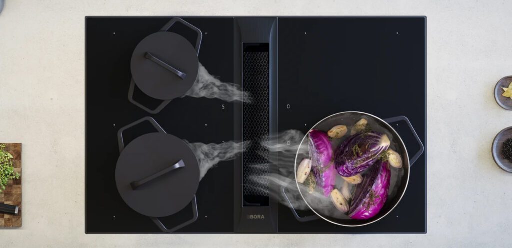 Schwarzes Bora Kochfeld mit Dunstabzug und 3 Töpfen