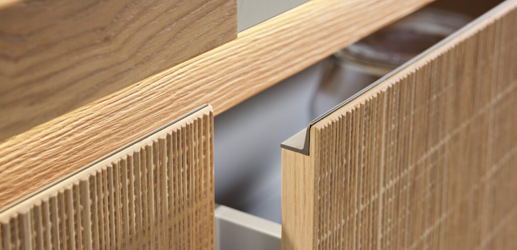 Helle Holzfront mit Griffmulde und Rillenoptik
