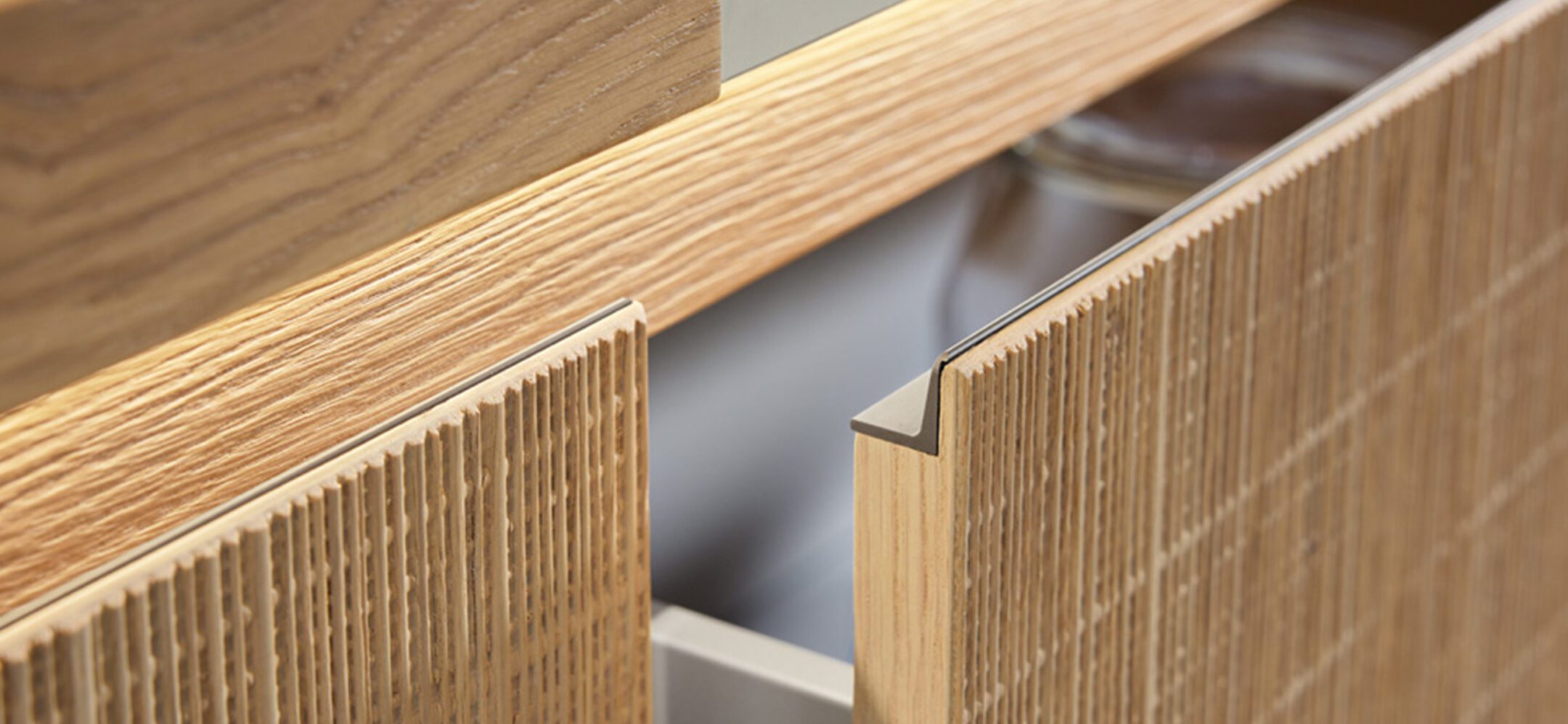 Helle Holzfront mit Griffmulde und Rillenoptik