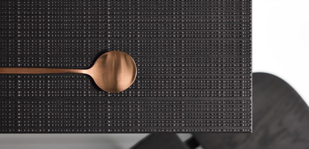 Schwarze Front mit Riffeloptik und goldenem Löffel