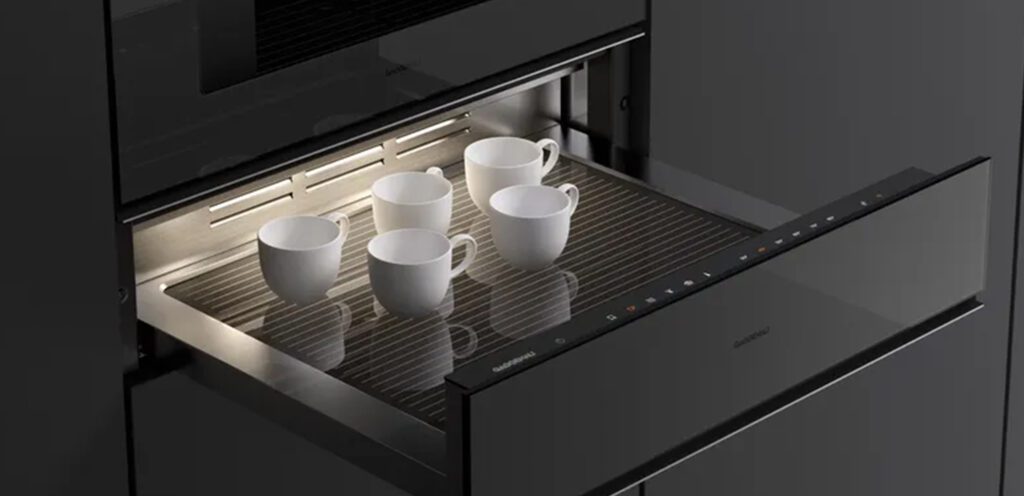 Minimalistic Wärmeschublade von Gaggenau in schwarz