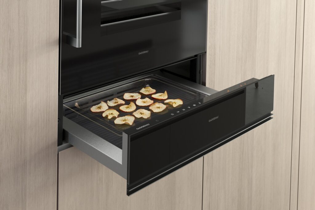 Wärmeschublade von Gaggenau mit getrockneten Apfelscheiben
