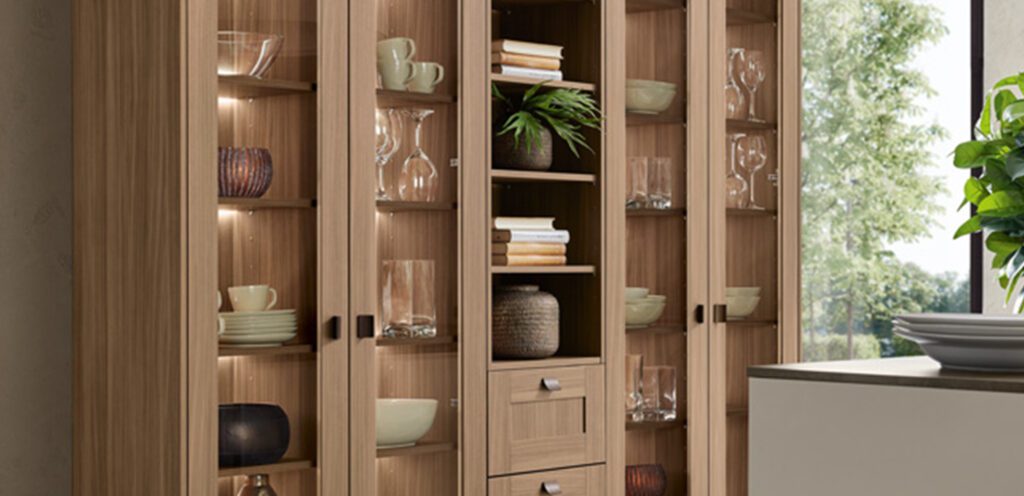 Glasvitrine mit Holzfronten für die Küche