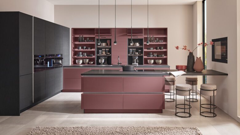 Inselküche mit Fronten in weinrot und schwarz matt