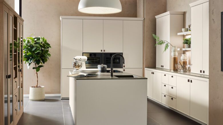 Weiße Inselküche mit Vitrinen-Schrank in Holzoptik