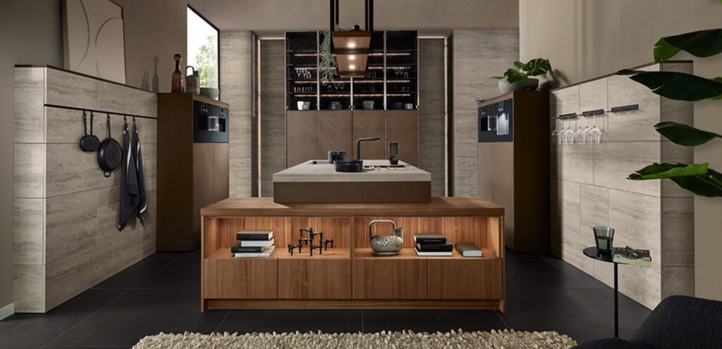 Moderne Inselküche in Steinoptik und Holzelementen