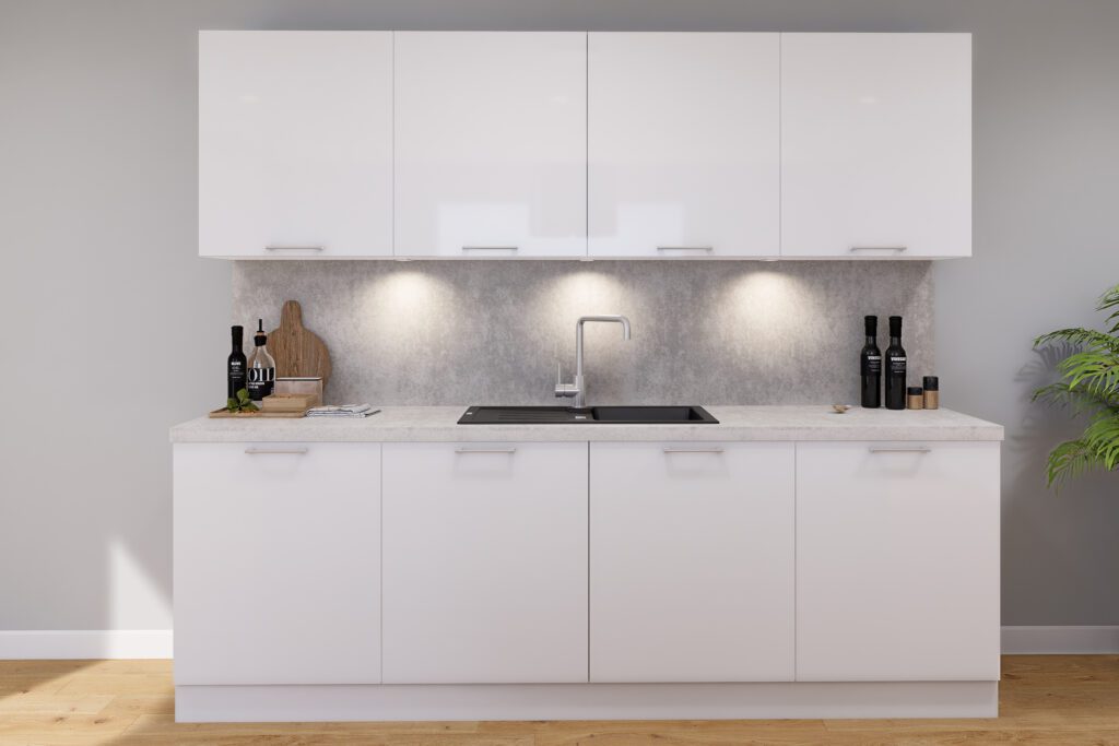 Weiße Küchenzeile mit Oberschränken, schwarzem Spülbecken und dekorativer Unterbaubeleuchtung auf grauer Wand.