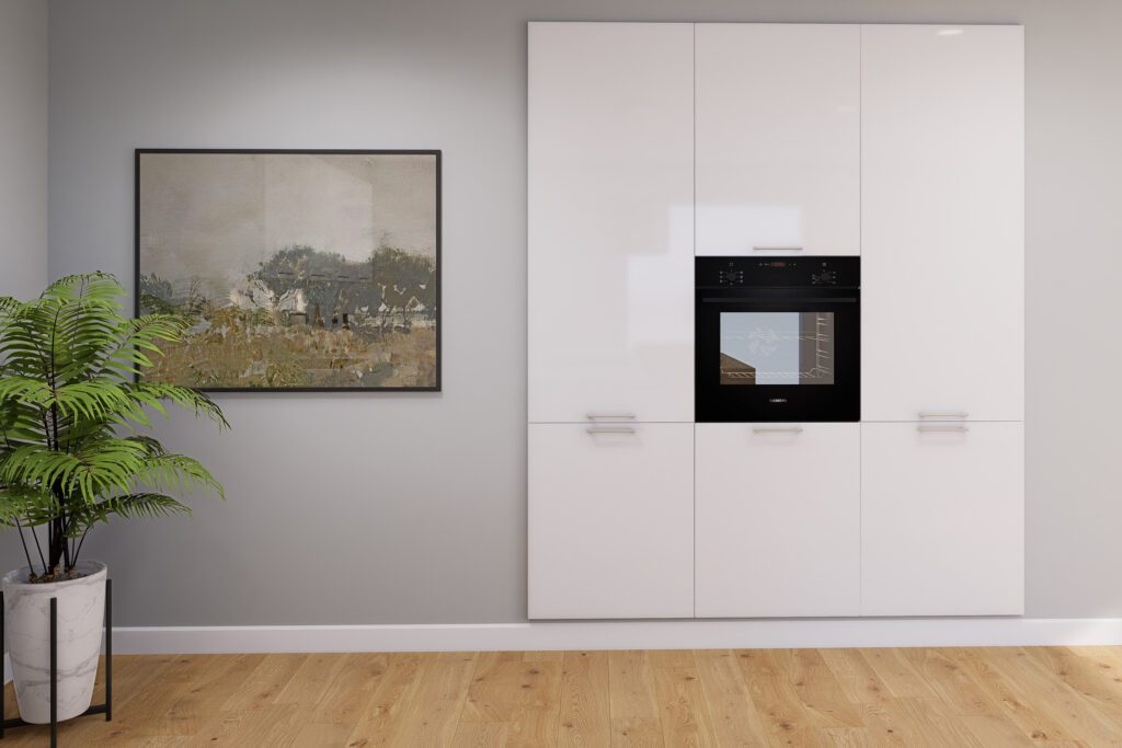 Deckenhohe weiße Küchenschränke mit zentral eingebautem schwarzen Backofen und moderner Wandgestaltung.