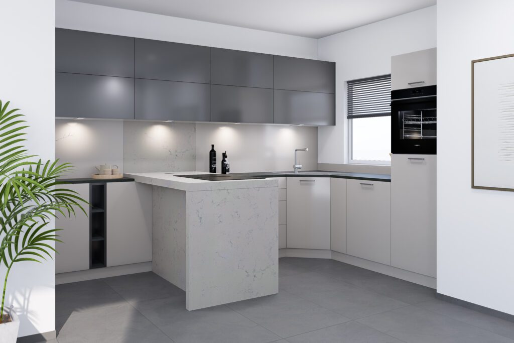 Hellgraue Winkelküche mit angesetzter Halbinsel in Marmor-Optik.
