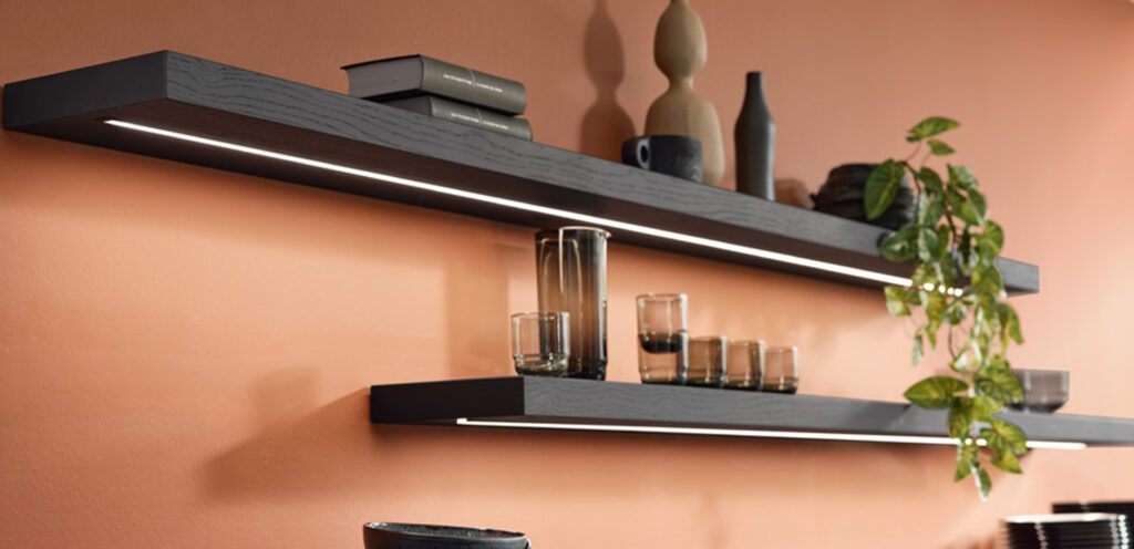 Küchenregale mit Beleuchtung in dunkler Holzoptik und Dekoelementen