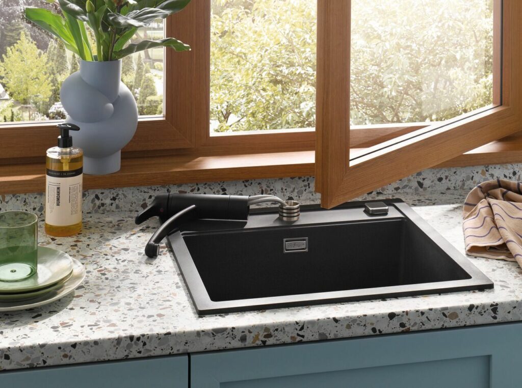 Naber Spüle in matt schwarz in Schichtstoff-Arbeitsplatte abmontierte Armatur