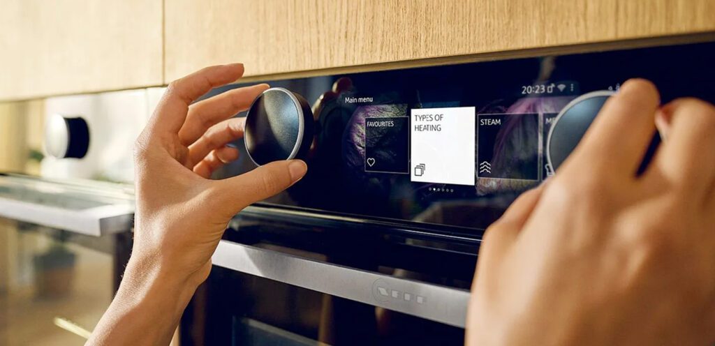 Hände bedienen Neff Backofen FlexControl