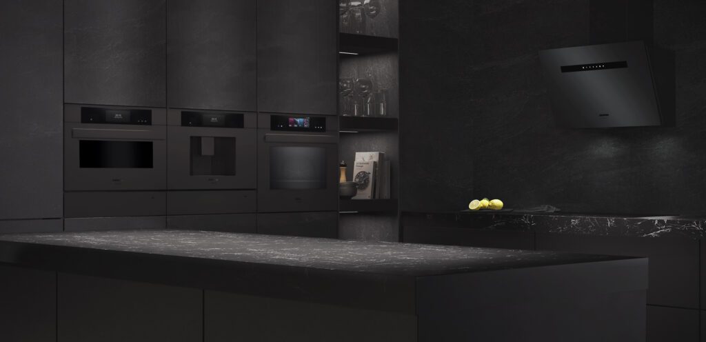 Schwarze Küche mit matten schwarzen Einbaugeräten von Siemens