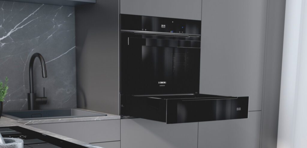 Küchenausschnitt mit Backofen und ausgezogener Wärmeschublade von Siemens