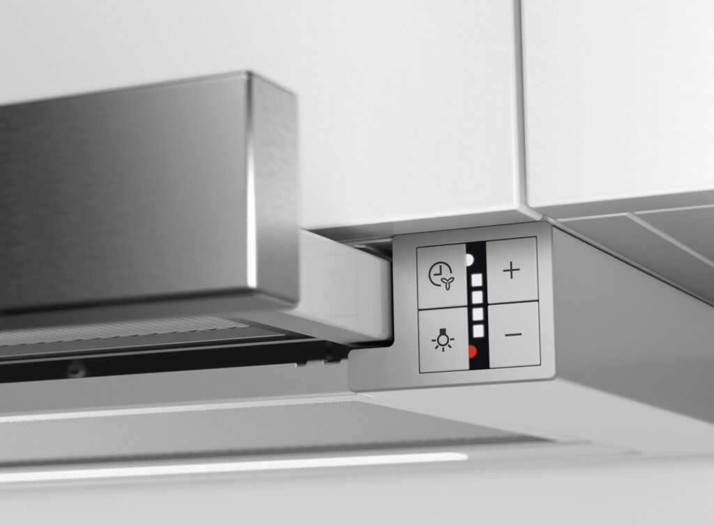 Nahaufnahme der Bedienelemente einer AEG DPE5660M Dunstabzugshaube mit Touch-Tasten für Licht und Lüfterstärke.