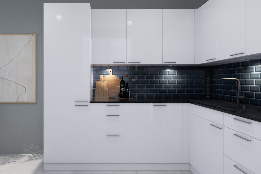 Weiße Hochglanz-Küchenzeile mit schwarzer Metro-Fliesen Rückwand