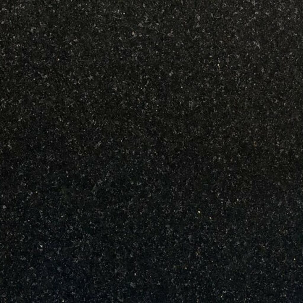 Nahaufnahme der Oberfläche „Winning Black satiniert“ mit feiner, dunkler Gesteinsstruktur und matter Oberfläche.