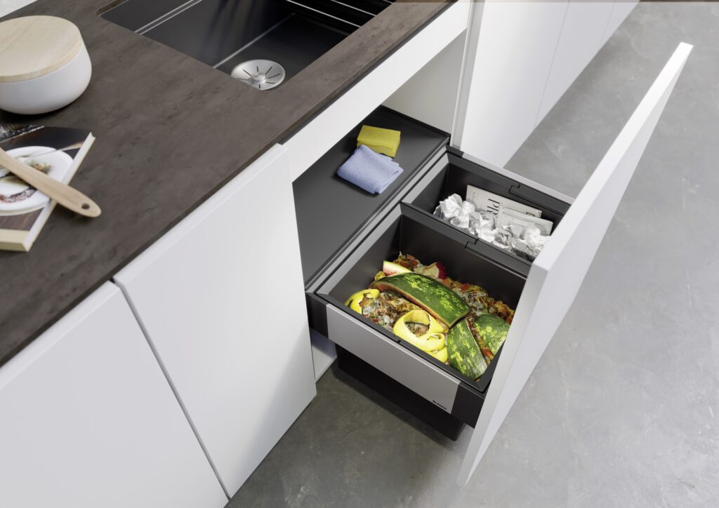Eingebautes Blanco Select II 60-2 Mülltrennsystem in weißer Küche.