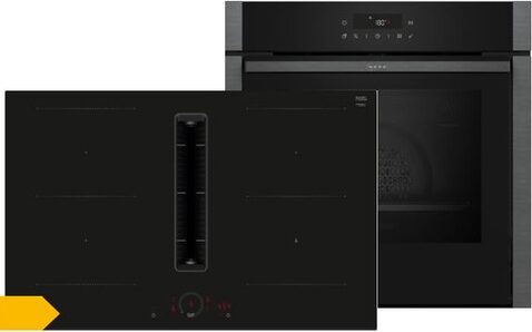Set bestehend aus einem schwarzen Neff Backofen und einem Induktionskochfeld mit Abzug.