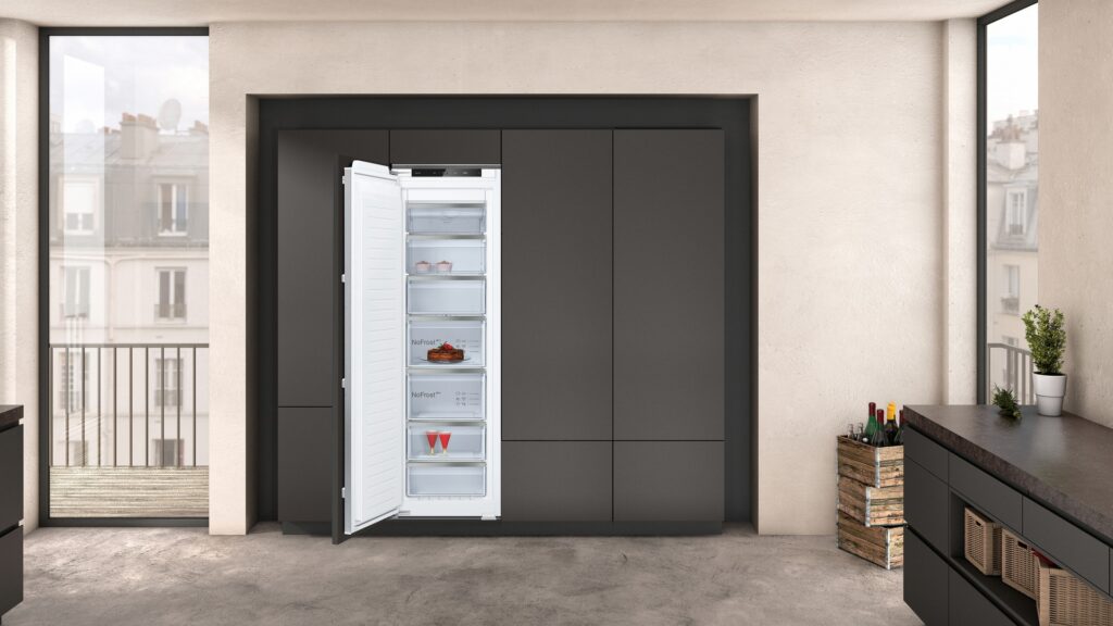 Geöffneter Einbau-Gefrierschrank in einer anthrazitfarbenen Küchenwand.