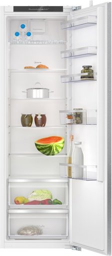 Geöffneter Neff Einbaukühlschrank mit Glasablagen, Türabstellern und frischem Obst und Gemüse.