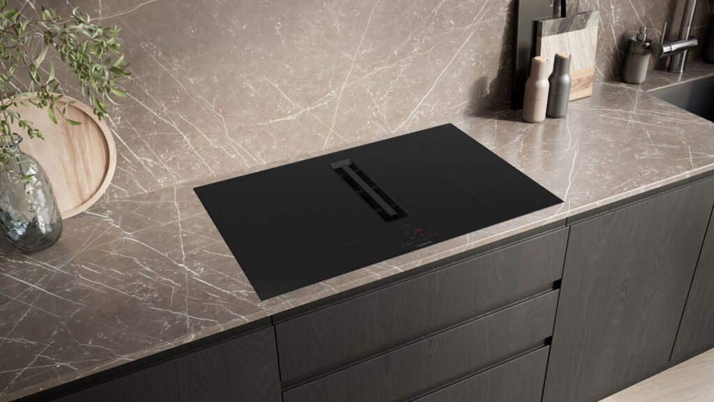 Siemens Induktionskochfeld mit Dunstabzug eingebaut in eine Marmor-Arbeitsplatte.