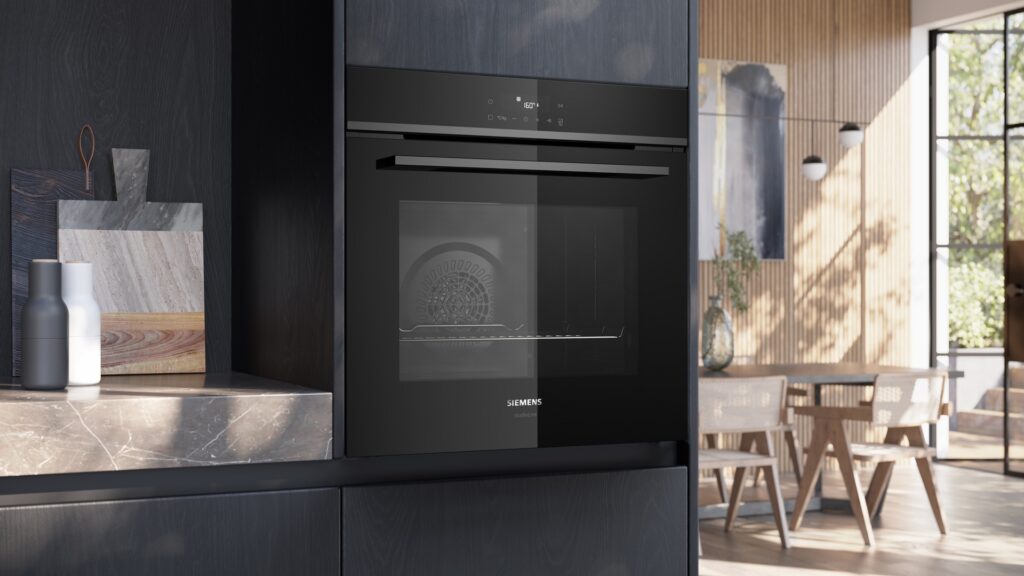 Siemens studioLine Backofen eingebaut in dunkle Küchenfronten mit Holzmaserung.