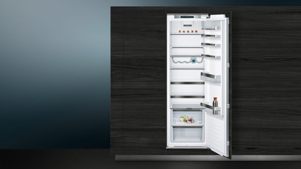 Einbau-Kühlschrank Siemens iQ300 KI81RSOE0 mit hyperFresh-Schublade und heller LED-Beleuchtung.