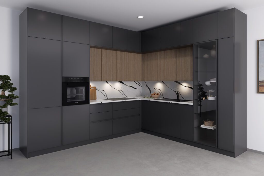 Anthrazitfarbene L-Küche mit Holz-Oberschränken und weißer Marmorrückwand.