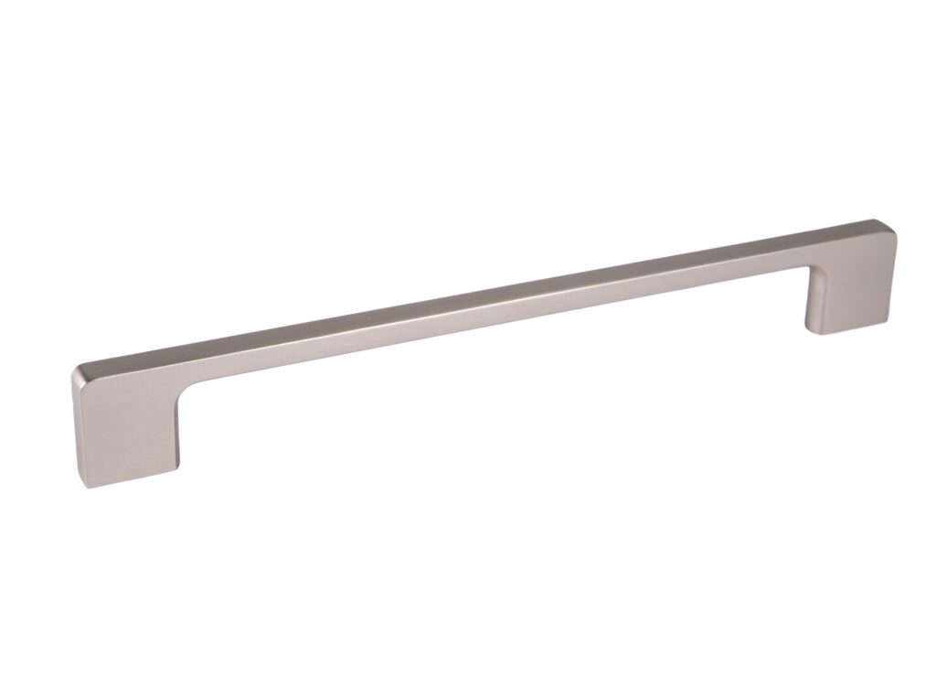 Moderner Küchengriff in Edelstahl-Optik mit eckigem Design auf weißem Grund.