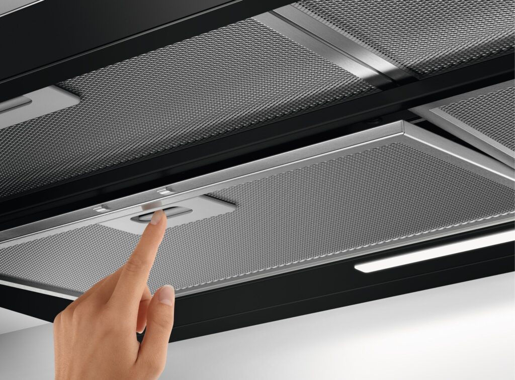 Unterseite einer AEG Dunstabzugshaube mit Metallfettfilter und integrierter LED-Leiste.